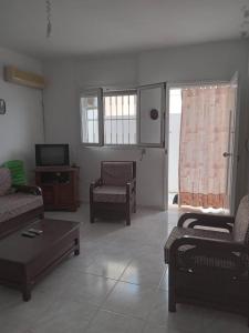 古莱比耶Confortable Maisonnette prés de la plage à Dar el Alouch的客厅配有两张沙发和一台电视机