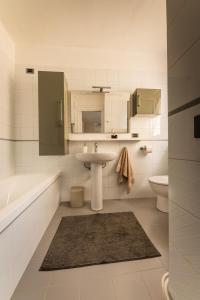 伊夫雷亚San Gaudenzio 16的白色的浴室设有水槽和卫生间。