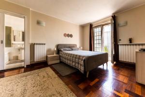 伊夫雷亚San Gaudenzio 16的一间卧室设有一张床和一间浴室。