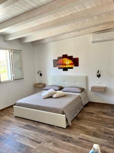 兰佩杜萨Villa Zaffiro的一间卧室,卧室内配有一张大床