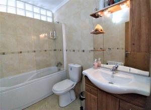 TóRetiro Terrasol的浴室配有盥洗盆、卫生间和浴缸。