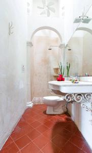 梅里达VILLA MERIDA BOUTIQUE HOTEL - Adults Only的一间带卫生间和水槽的浴室