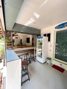 皮皮岛Magic Hostel的餐厅设有带凳子的柜台和冰箱