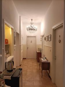 维罗纳Al Filarmonico的一间带吊灯和走廊的客厅
