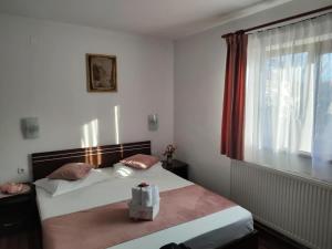 克利默内什蒂Casa Fabrizio的一间卧室设有一张床和一个窗口