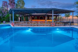 科孚镇福丽科孚酒店式公寓的一个带凉亭和野餐桌的游泳池