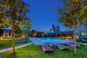 科孚镇福丽科孚酒店式公寓的夜间在院子里设有躺椅的游泳池