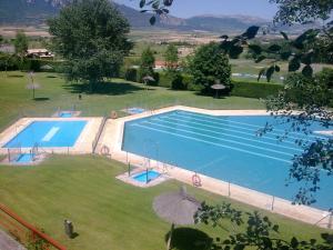 拉瓜迪亚Al hilo de Landaluce的一个带田野的庭院里的一个大型游泳池