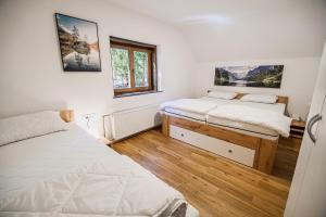 博希尼Holiday Home Kozorog的一间卧室设有两张床和窗户。