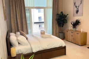 阿布扎比Yas Island Oasis Getaway 1BR Amazon的一间卧室设有一张带窗户和窗户的床。