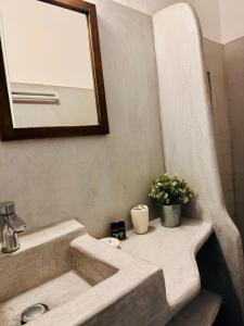 帕罗奇亚Nostos Studios的一间带水槽和镜子的浴室