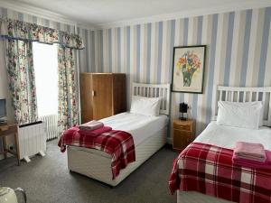 爱丁堡Eliza House的酒店客房设有两张床和电视。