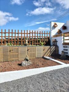 英雄港Alojamento Raminho dos Açores的房屋前的木栅栏