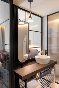 米兰Radisson Collection Hotel, Santa Sofia Milan的一间带水槽和镜子的浴室