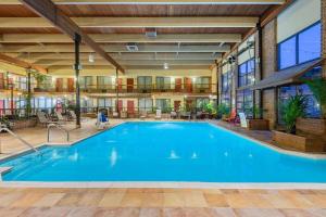 约克约克温德姆花园酒店的大型建筑中的大型游泳池