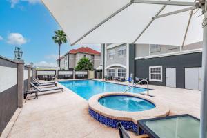 法尔La Quinta Inn & Suites by Wyndham Pharr RGV Medical Center的庭院内带热水浴池的游泳池