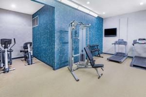法尔La Quinta Inn & Suites by Wyndham Pharr RGV Medical Center的健身房设有跑步机和蓝色瓷砖墙