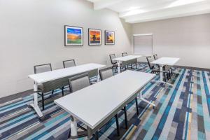 法尔La Quinta Inn & Suites by Wyndham Pharr RGV Medical Center的教室里配有桌椅