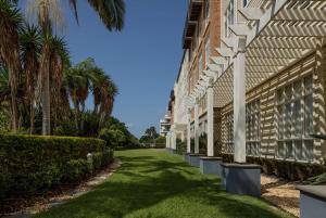 纽卡斯尔纽卡斯尔瑞吉斯酒店的棕榈树建筑旁的走道