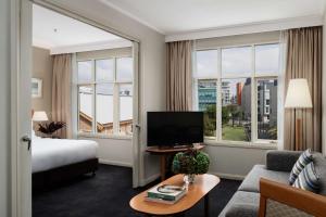 纽卡斯尔纽卡斯尔瑞吉斯酒店的酒店客房设有一张床、一台电视和窗户。