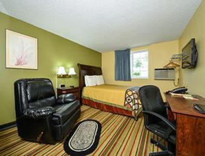 迈诺特迈诺特速8酒店的酒店客房,配有一张床、一张桌子和椅子
