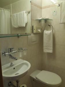 日内瓦阿斯托里亚酒店的一间带水槽、卫生间和镜子的浴室