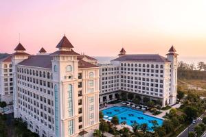富国Wyndham Garden Grandworld Phu Quoc的享有特朗普国际酒店赌场的空中景致