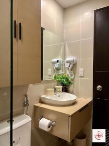 伊洛伊洛Jhezzstuffs staycation的一间带水槽和镜子的浴室