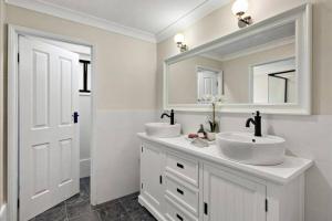 蒙恩维优Kangoo - Peacefull tree lined property, wildlife的白色的浴室设有两个盥洗盆和镜子