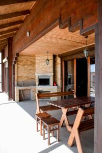 扎托卡Villa SeaZone的木制庭院设有木桌和长凳