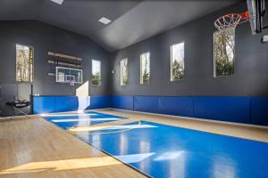 纽伯格Punkin Manor的健身房设有篮球场和蓝色的墙壁