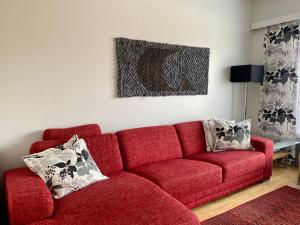 塔库沃里Apartments Tähtitahko的客厅配有红色沙发及枕头