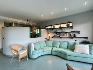 埃斯塔蒂特La Pineda I 1 3-6的一间客厅,客厅里设有绿色沙发