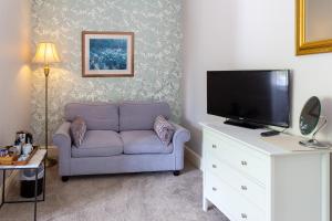 兰迪德诺赛夫顿庭院酒店的带沙发和平面电视的客厅