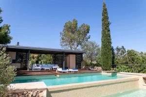 波托尔Premier Villa Rental in Mallorca Es Barranc Vell的房屋前的游泳池