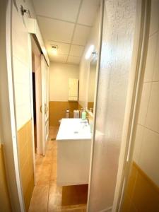 罗塔MyChoice Dadim by Bossh! Apartments的浴室设有白色水槽和镜子