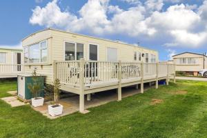 赫彻姆8 Berth Caravan For Hire By The Beautiful Beach In Heacham, Norfolk Ref 21055a的移动房屋 - 带草坪甲板