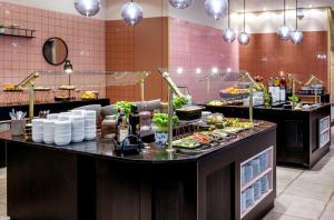 布拉格Vienna House by Wyndham Diplomat Prague的在餐厅里享用自助餐,在柜台上用餐