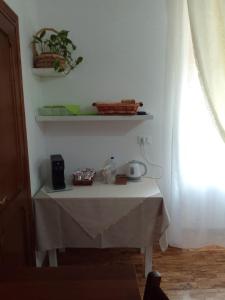 蒙特圣萨维诺dalla CARLA in Toscana的一张桌子上放着白色桌布
