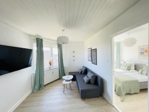 腓特烈港aday - Greenway 2 bedrooms apartment的小房间设有床、沙发和床