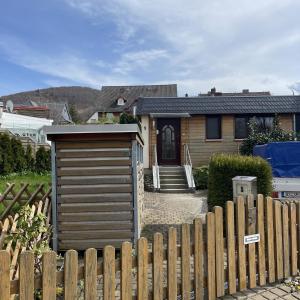 巴特哈尔茨堡Malis-Ferienhaus的房屋前有木栅栏和小棚