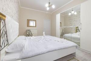 阿斯塔纳Жк Millennium Park, Большие Апартаменты на площади страны的白色的卧室配有一张白色的大床和镜子