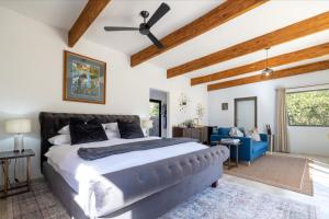 侯斯普瑞特Oase by 7 Star Lodges - Greater Kruger Private 530ha Reserve的一间卧室配有一张床和吊扇