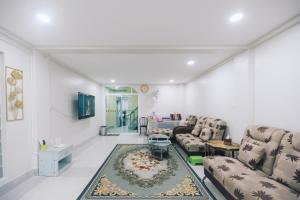 合艾Paradise Found - Hat Yai 292sqm Family Home的客厅配有沙发和桌子