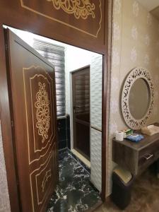 Top OverView Resort的浴室设有门、镜子和水槽