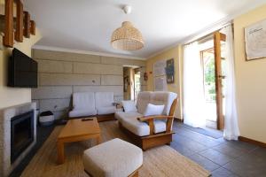 辛方伊什Douro Senses - Nature House的带沙发和壁炉的客厅