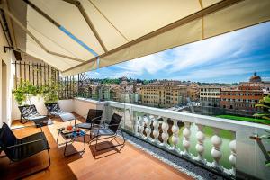 佛罗伦萨Rivalta Hotel - Alfieri Collezione的市景阳台配有椅子