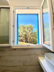 马里迪莫Bilocale Vista Mare的一间带窗户和水槽的浴室