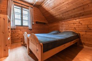 GoreljekMala koča Wooden Cabin的小木屋内一间卧室,配有一张床