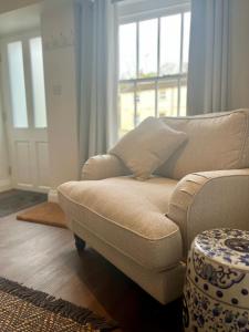 米德尔赫姆Wesley Cottage的带沙发和窗户的客厅